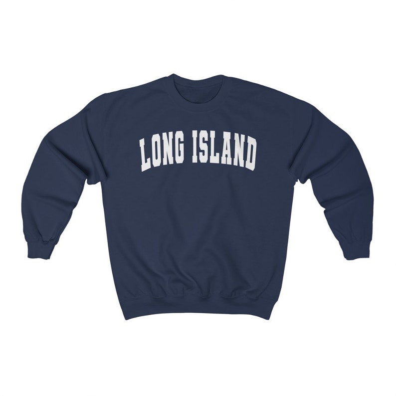 Puede incluir: Una sudadera azul marino con el texto "LONG ISLAND" en blanco, en letras arqueadas.