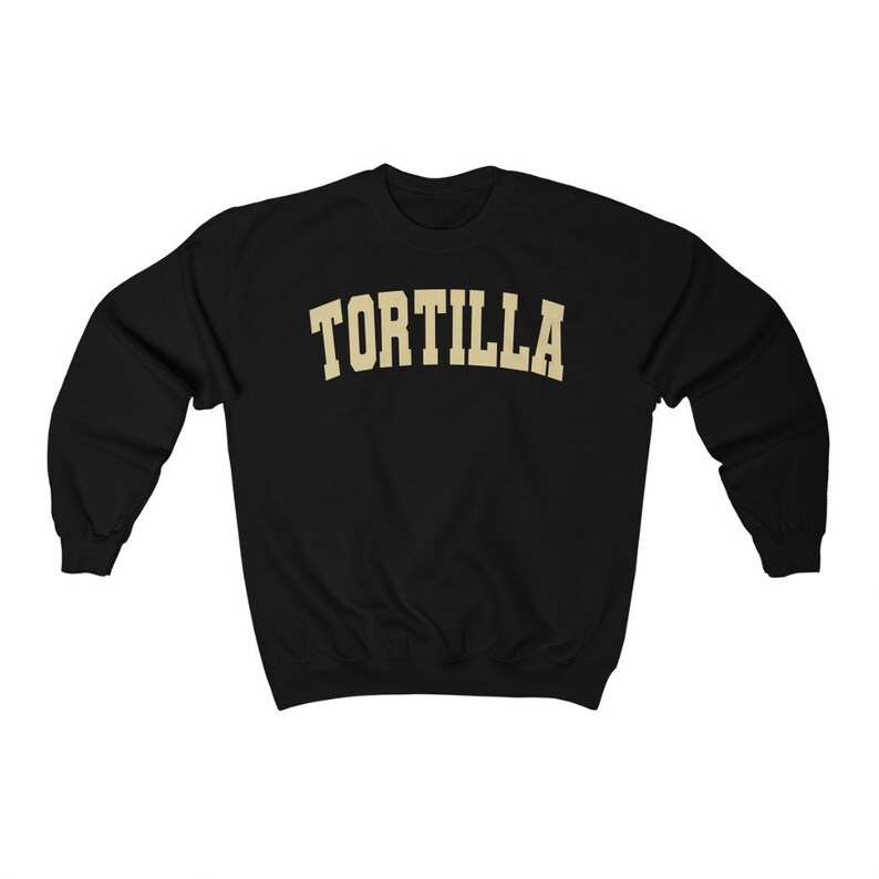 Puede incluir: Sudadera negra con un estampado dorado de "TORTILLA" en la parte delantera.