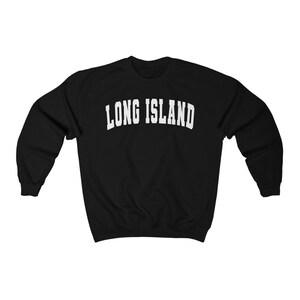 Puede incluir: Sudadera negra con texto blanco que dice "LONG ISLAND" en una fuente arqueada.