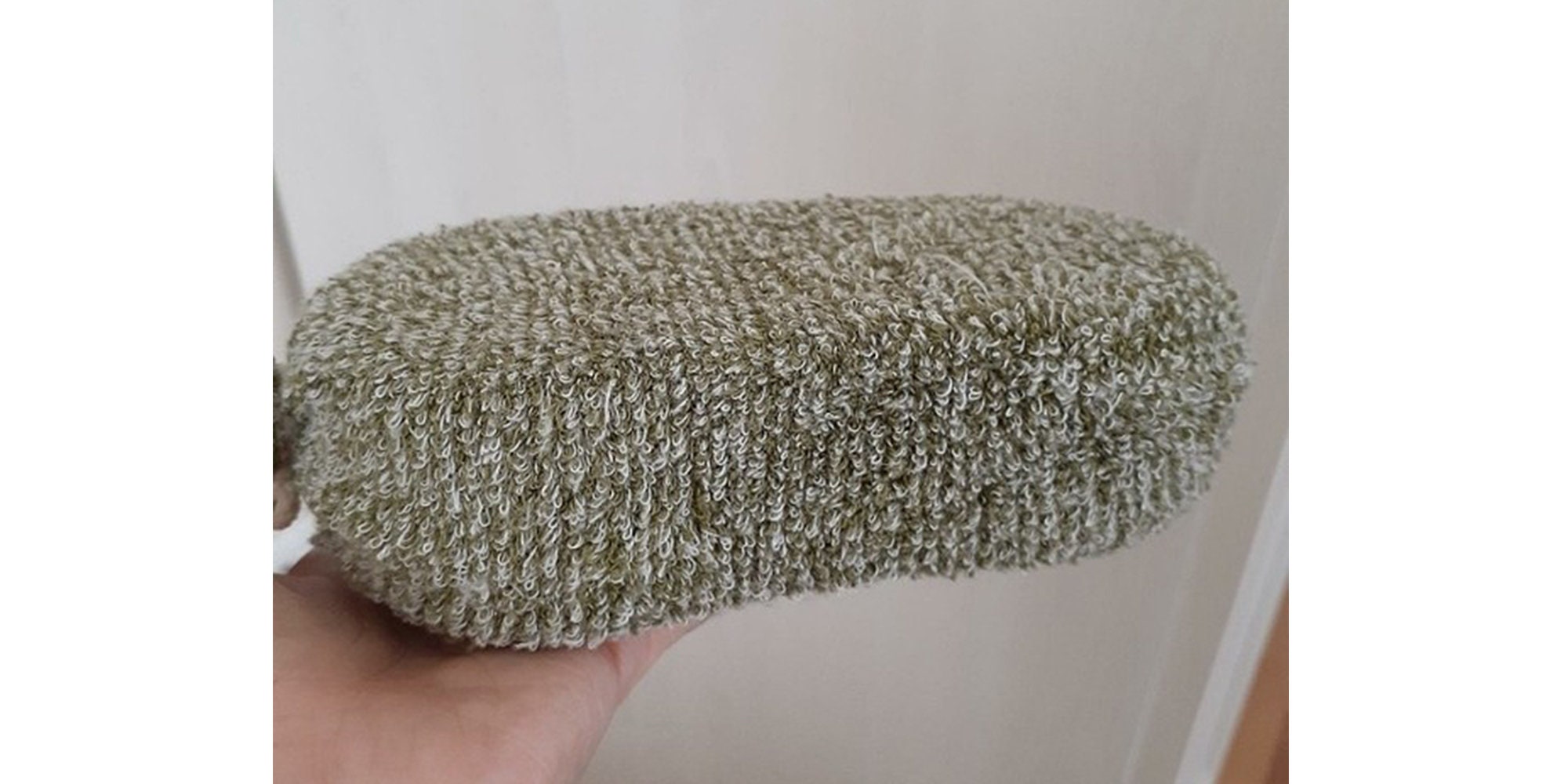 A refreshing & anti-irritant bath sponge with sponge ...