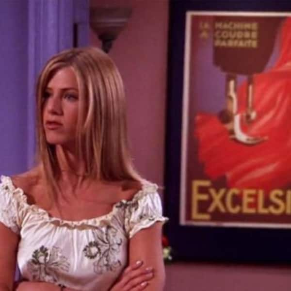 Affiche Excelsior Sewing Machine vue dans la chambre de Rachel Green de l'émission télévisée Friends - affiche publicitaire vintage