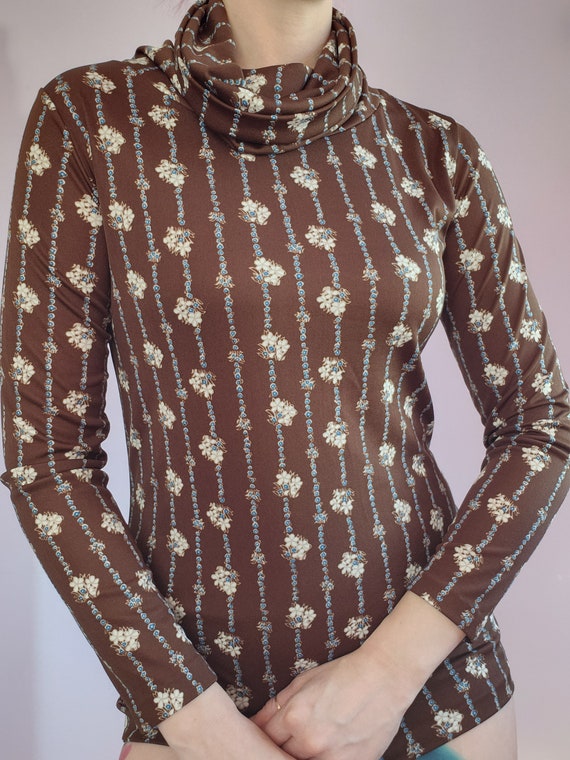 Lucky Winner Vintage 1970s Floral Turtleneck - image 2