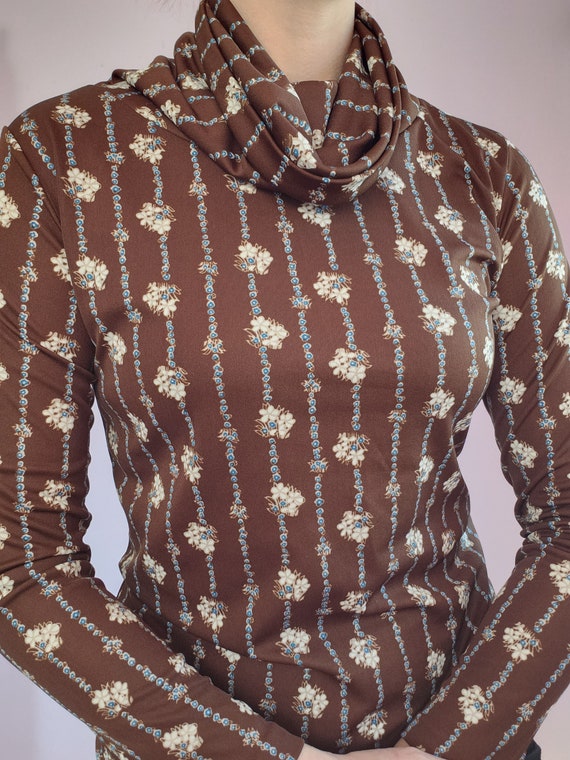 Lucky Winner Vintage 1970s Floral Turtleneck - image 1