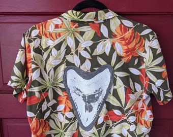 Único upcycled shark tooth floral hawaiana