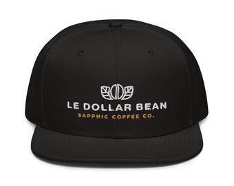 Gorra snapback sáfica de Le Dollar Bean: un logotipo sutilmente lésbico para amantes del café