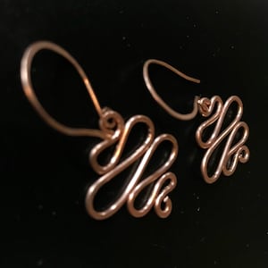 Orecchini in rame, fili per orecchini in oro rosa, semplici orecchini pendenti in rame ondulati, piccoli e delicati, fatti a mano