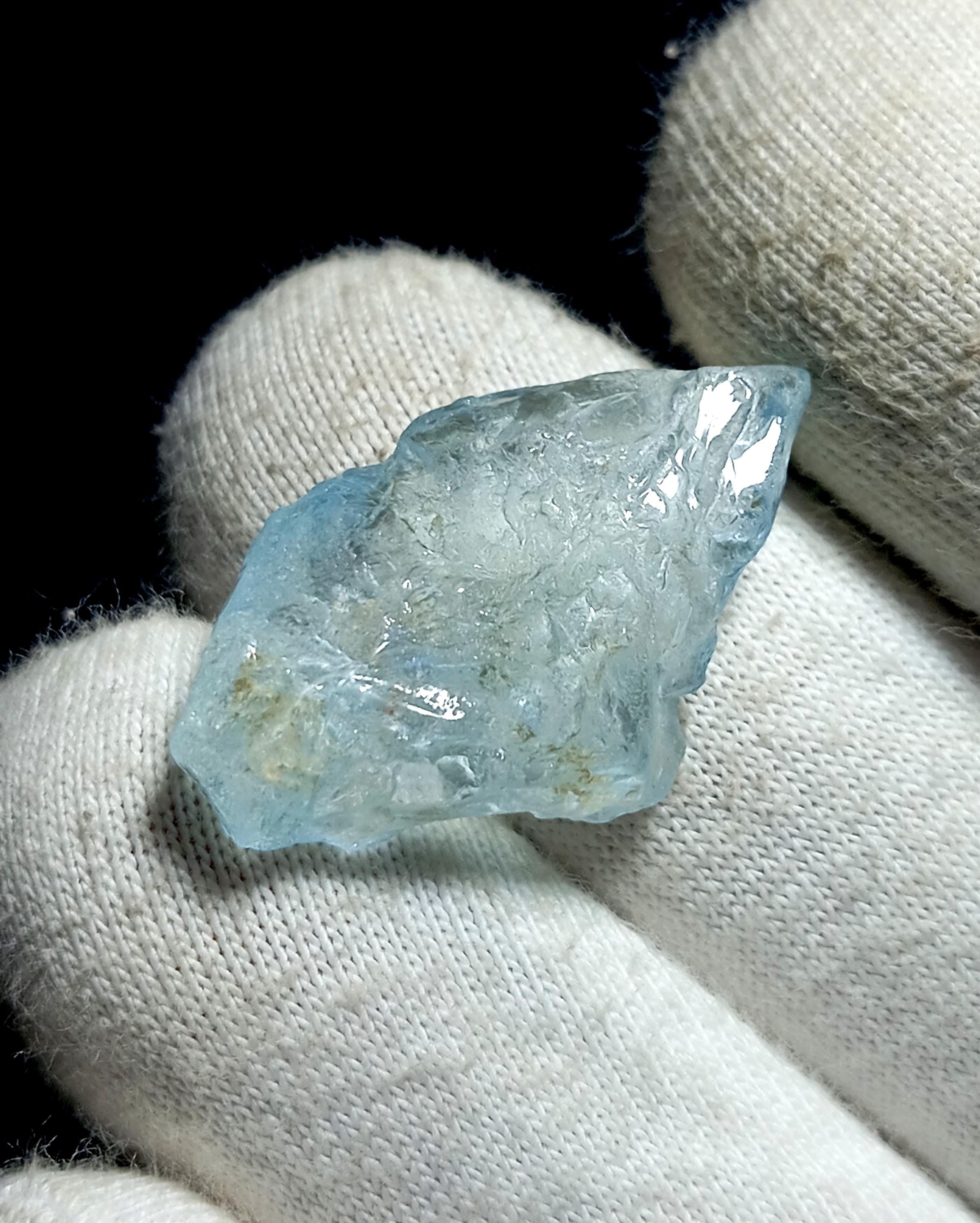 AAAグレードのアクアマリン原石：天然の濃い青色の結晶、14カラット