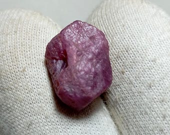 Ruwe robijnrode edelsteen: natuurlijk rood ongesneden kristal, 13 karaat