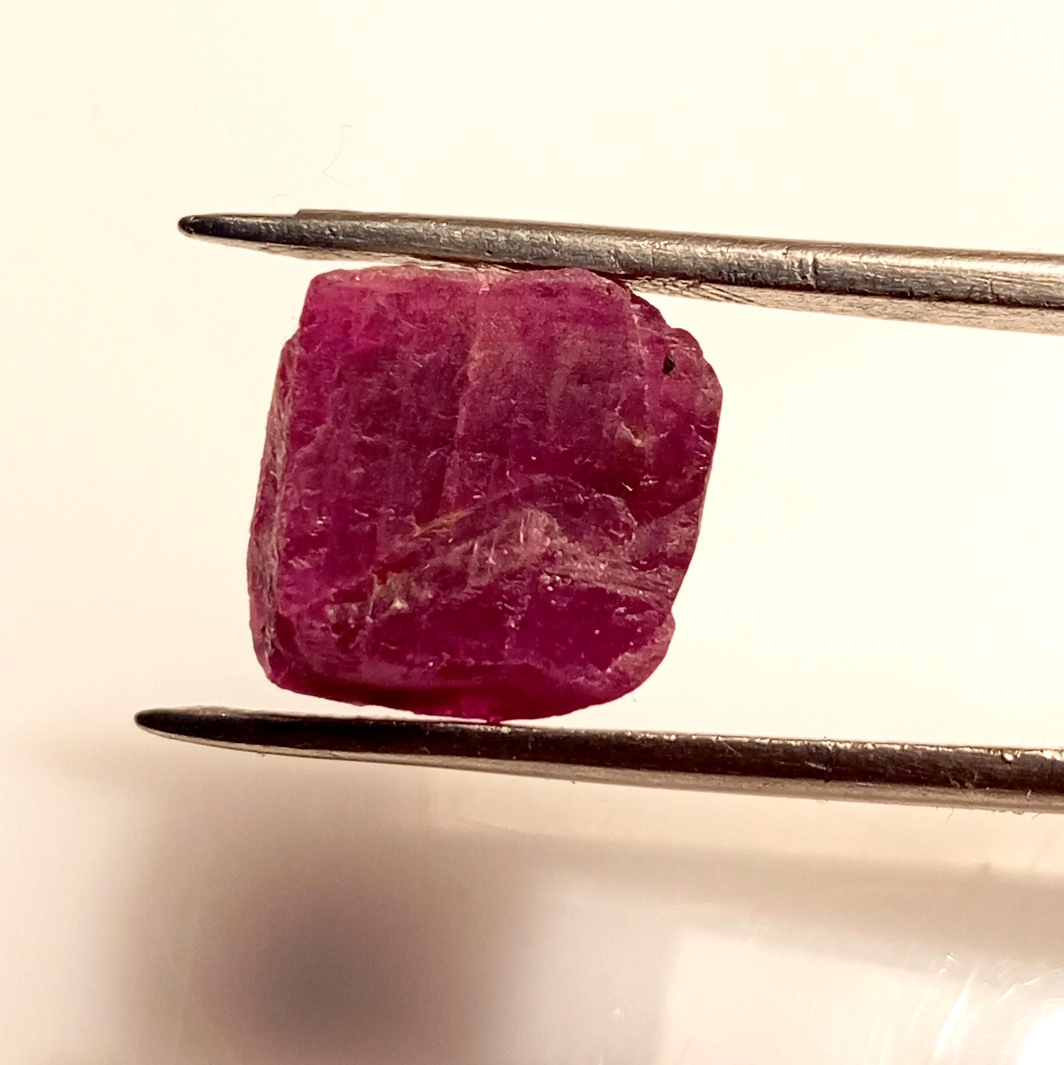 天然ルビー原石：AAAグレードの宝石（ジュエリー用）（16×14mm、16