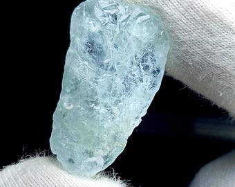天然スカイブルーアクアマリン原石、5.10カラットのカットされていない