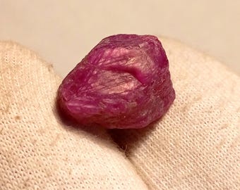 AAA Indian Ruby Raw Crystal: natuurlijke rode helende steen, 15 karaat