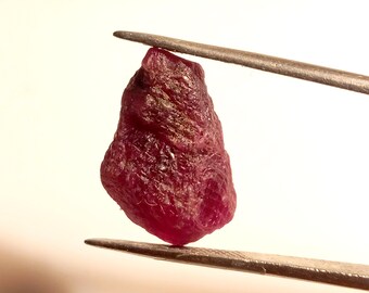 Naturlig rubinkristall: Rå ädelsten för smyckestillverkning (21 x 14 mm, 27 ct)
