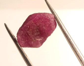 Naturlig rubinkristall: Oslipad rå ädelsten för smycken (16 x 10 mm, 19 ct)