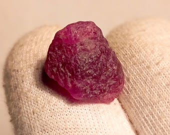 Ruwe robijnedelsteen: natuurlijk Afrikaans ongesneden kristal, 14 x 12 mm 11 kts