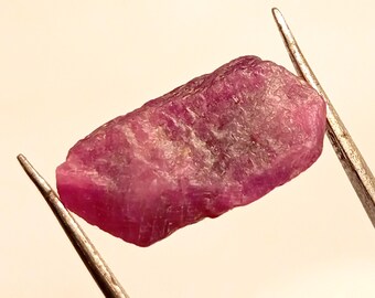 Naturlig röd rubin grov ädelsten: Oslipad kristall för smyckestillverkning (20 x 10 mm, 21 ct)