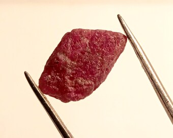 Naturlig rubinkristall: Oslipad röd ädelsten för smycken (19 x 12 mm, 19 ct)