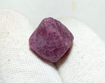Ruw AAA-robijnkristal: natuurlijk rode edelsteencluster (12 x 12 mm, 15 karaat)