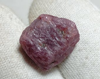 Ruwe robijnrode edelsteen: natuurlijk rood kristal voor het maken van sieraden (16 x 12 mm, 14 kt)