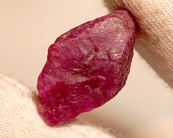 Naturlig röd rubin grov ädelsten: Oslipad kristall för smyckestillverkning (24 x 14 mm, 26 ct)