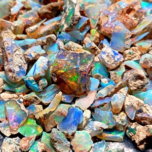 100 pierres précieuses brutes opale éthiopienne : qualité AAA (4-8 mm)