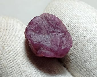 Ruwe robijnrode edelsteen: natuurlijk rood kristal voor het maken van sieraden (13 x 10 mm, 15 kt)