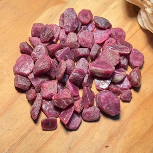 Lote de 1 kg de rubi bruto natural de alta qualidade, proveniente de minas indianas. Tamanho grande, ideal para lapidação e confecção de joias. Rubi bruto de 5/20 mm.