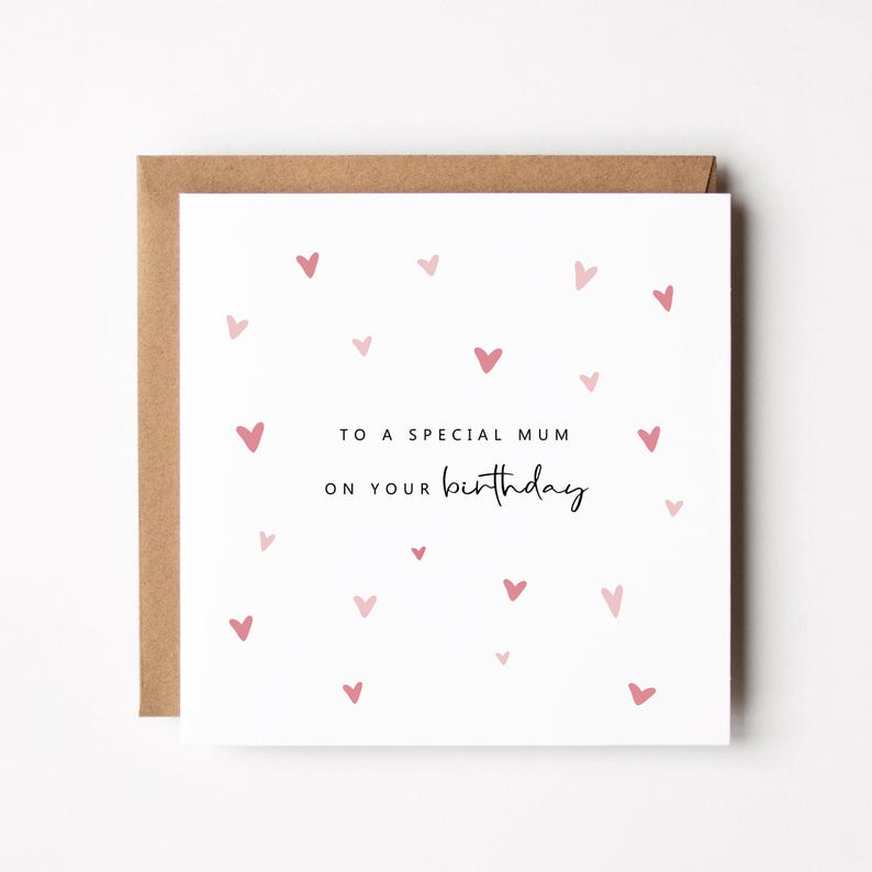 Puede incluir: Una tarjeta blanca con un patr&oacute;n de corazones rosas y el texto "To a special Mum on your birthday".