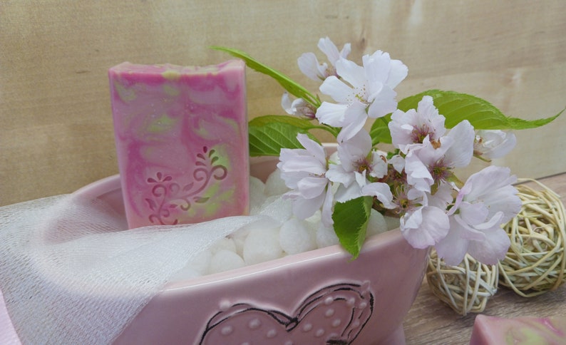Kirschblüten Seife, Handseife,Duschseife, handgemacht, palmölfrei und vegan, feste Seife, Gastgeschenk Bild 3