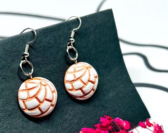 Encantadores pendientes de conchitas de arcilla pintados a mano, joyería artesanal de arte popular mexicano, pan dulce de vainilla, estilo minimalista casual para mujeres y niñas.