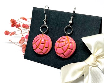 Pendientes colgantes de arcilla concha rosa fresa, pan dulce pintado a mano, joyería de moda, arte popular mexicano, conchas, regalo para mujeres y niñas, cumpleaños