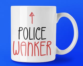 Op de afbeelding: Witte keramische mok met de woorden "POLICE WANKER" in zwarte en rode letters, met een rode pijl omhoog. De mok heeft een gebogen handvat en staat tegen een blauwe achtergrond.