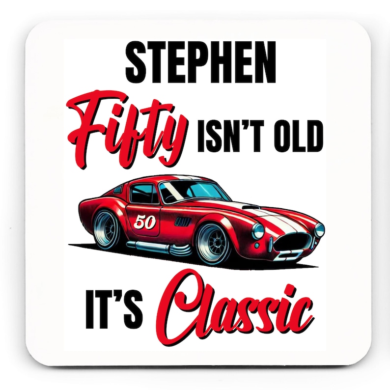 以下が含まれることがあります： 「STEPHEN Fifty ISN'T OLD IT'S Classic」の文字が入った正方形のコースター。白いストライプと数字の50が入った赤いスポーツカーが描かれています。「Fifty」と「Classic」の文字は赤色です。