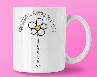 Taza Daisy personalizada para el 50 aniversario - Taza de café con nombre personalizado - Compartiendo felicidad desde [Año]