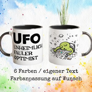 Könnte beinhalten: Zwei weiße Keramiktassen mit schwarzem Innenraum und Henkel. Eine Tasse zeigt den schwarzen Schriftzug UFO UNHEIMLICH FAULER OPTIMIST. Die andere zeigt eine schwarz-weiße Strichzeichnung eines grünen Aliens, das an einem Steuerpult im All schläft.