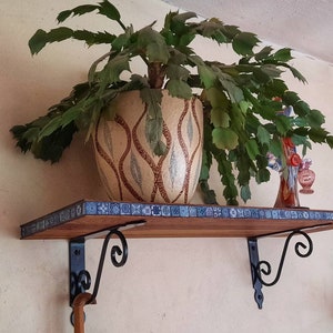 Puede incluir: Un letrero de madera hecho a mano con la palabra "Welcome" en una fuente juguetona. El letrero presenta un acabado envejecido y un diseño rústico simple, perfecto para una puerta de entrada o recibidor.