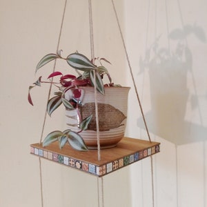 Prateleira suspensa para flores. Carvalho selvagem, madeira maciça, acabamento natural oleado ou leve com verniz de cera de abelha. 2 peças. Disponível em madeira maciça ou verniz Marrakesh.