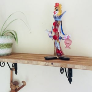 Wall shelf in wild oak with natural stone. Depth 20 cm. Length selectable.