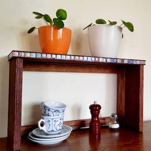 Prateleira independente vintage de Marrakech. Carvalho selvagem com mosaico de vidro. Carvalho selvagem com acabamento natural em óleo ou levemente tingido com cera de abelha. Personalizável.