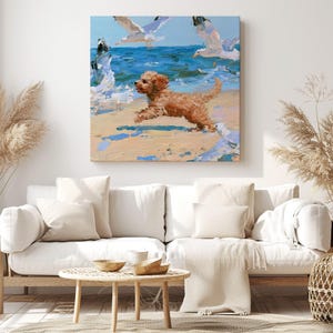 Könnte beinhalten: Ein Ölgemälde auf Leinwand, das einen kleinen, hellbraunen Hund zeigt, der über einen Sandstrand rennt. Im Hintergrund ist ein leuchtend blauer Ozean mit weiß schäumenden Wellen und mehreren weißen Möwen am Himmel zu sehen.