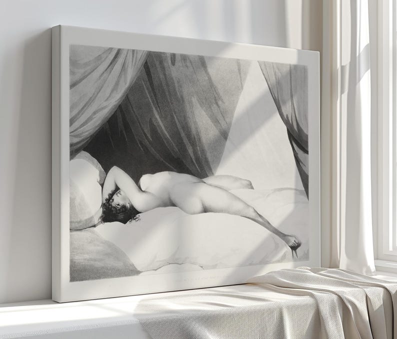Peut inclure: Impression en noir et blanc encadr&eacute;e d'une figure allong&eacute;e sur un lit, sous un tissu drap&eacute;. L'&oelig;uvre est une repr&eacute;sentation classique d'une personne nue, avec des ombres douces et un travail de ligne d&eacute;taill&eacute;. L'impression est dans un cadre blanc.