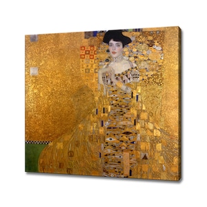 Puede incluir: Una pintura de una mujer con un vestido dorado con un patrón geométrico. El fondo es dorado con una superficie texturizada. La mujer lleva un sombrero negro y un collar de perlas.