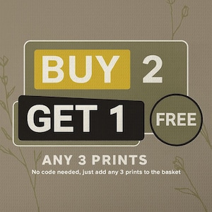 Peut inclure: Graphique promotionnel avec le texte "ACHETEZ 2 OBTENEZ 1 GRATUIT" en blanc sur fond jaune et noir. Le texte "TOUTES LES 3 IMPRESSIONS" et d'autres d&eacute;tails sont &eacute;galement inclus. Le fond est de couleur neutre et textur&eacute;.