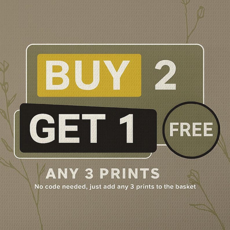Peut inclure: Graphique promotionnel avec le texte "ACHETEZ 2 OBTENEZ 1 GRATUIT" en blanc sur fond jaune et noir. Le texte "TOUTES LES 3 IMPRESSIONS" et d'autres d&eacute;tails sont &eacute;galement inclus. Le fond est de couleur neutre et textur&eacute;.