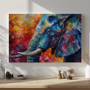 Könnte beinhalten: Ölgemälde eines Elefantenprofils, das eine lebendige Palette aus Blau, Rot, Orange und Lila zeigt. Das Kunstwerk weist strukturierte Pinselstriche auf, die das Auge, die Stoßzähne und die Haut des Elefanten hervorheben. Der Hintergrund ist eine Mischung aus warmen Farben.