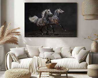 Cuadro decorativo de caballos árabes al galope: elegante decoración de pared.
