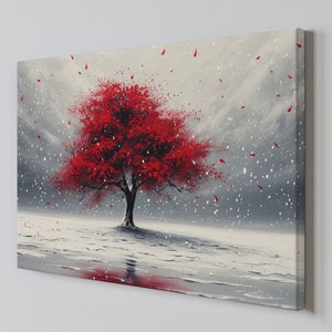 Op de afbeelding: Een schilderij van een rode boom in een besneeuwd landschap. De boom staat in het midden van het schilderij en is omringd door witte sneeuw. De lucht is grijs en er zijn kleine witte stippen die lijken op vallende sneeuw.