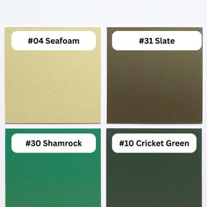 Może przedstawiać: Wzornik kolor&oacute;w zawierający cztery kwadratowe pr&oacute;bki oznaczone jako #04 Seafoam, #31 Slate, #30 Shamrock oraz #10 Cricket Green, na tle #00 Cotton White. Każdy kwadrat przedstawia odrębny, jednolity odcień koloru w celach referencyjnych.