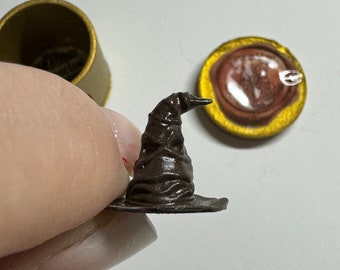 Miniature Removable Sorting Hat Wizard Slytherin in display box - LeoLolabyKelly