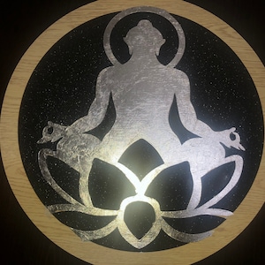 Papier peint Bouddha méditant à la feuille d&#39;argent : oeuvre d&#39;art murale fabriquée à la main