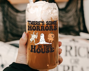 Il y a des horreurs dans cette maison Tasse en verre de 16 oz avec couvercle et paille, jolie tasse d'Halloween, tasse en verre d'Halloween, tasse à café glacée, Halloween